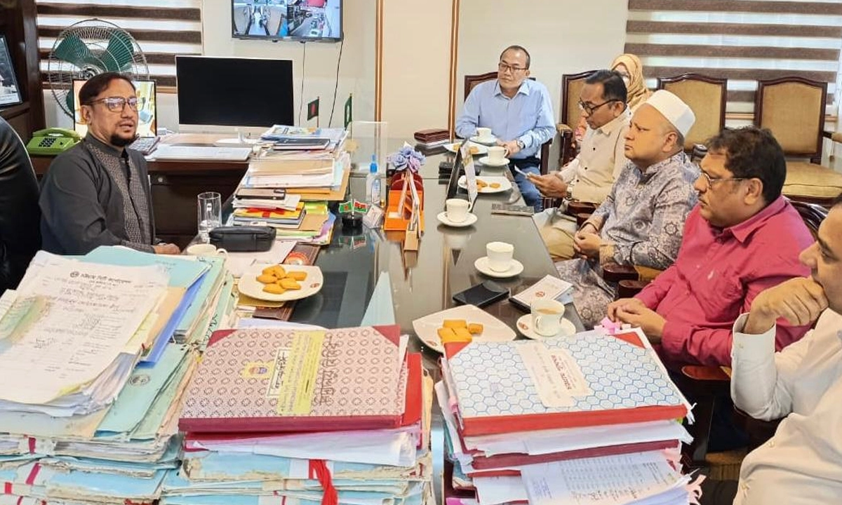 চসিকের বিভাগীয় প্রধানদের সাথে সভায় বক্তব্য রাখছেন চসিক মেয়র ডা. শাহাদাত হোসেন। ছবি : রূপালী বাংলাদেশ
