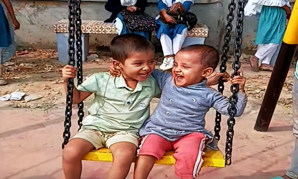 পার্কে খেলছে দুই শিশু। ছবি- রূপালী বাংলাদেশ