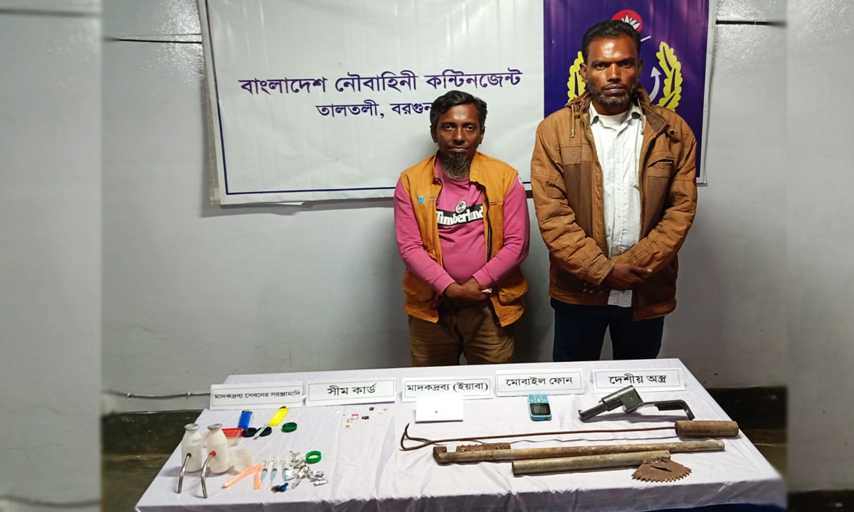 আটক স্বেচ্ছাসেবক দলের আহ্বায়ক ও ইউনিয়ন স্বাস্থ্য সহকারী। ছবি : রূপালী বাংলাদেশ