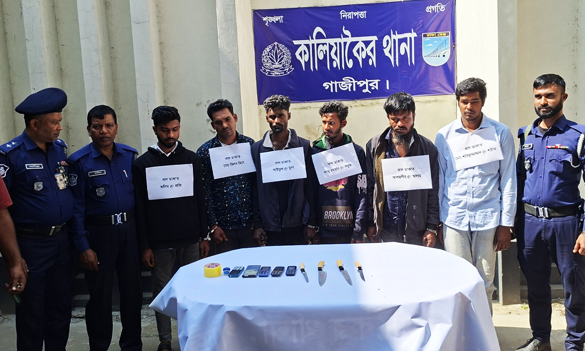 গ্রেপ্তার ৬ ডাকাত। ছবি : রূপালী বাংলাদেশ