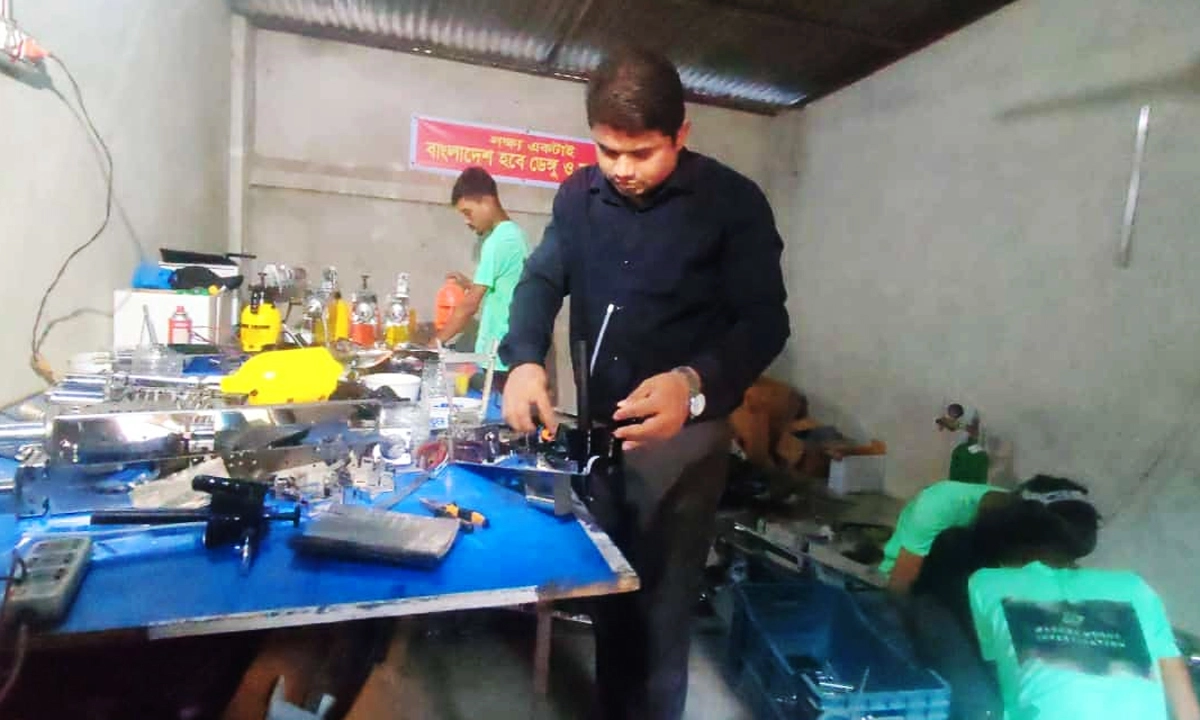 মশা নিধনের ফগার মেশিন। ছবি: রূপালী বাংলাদেশ