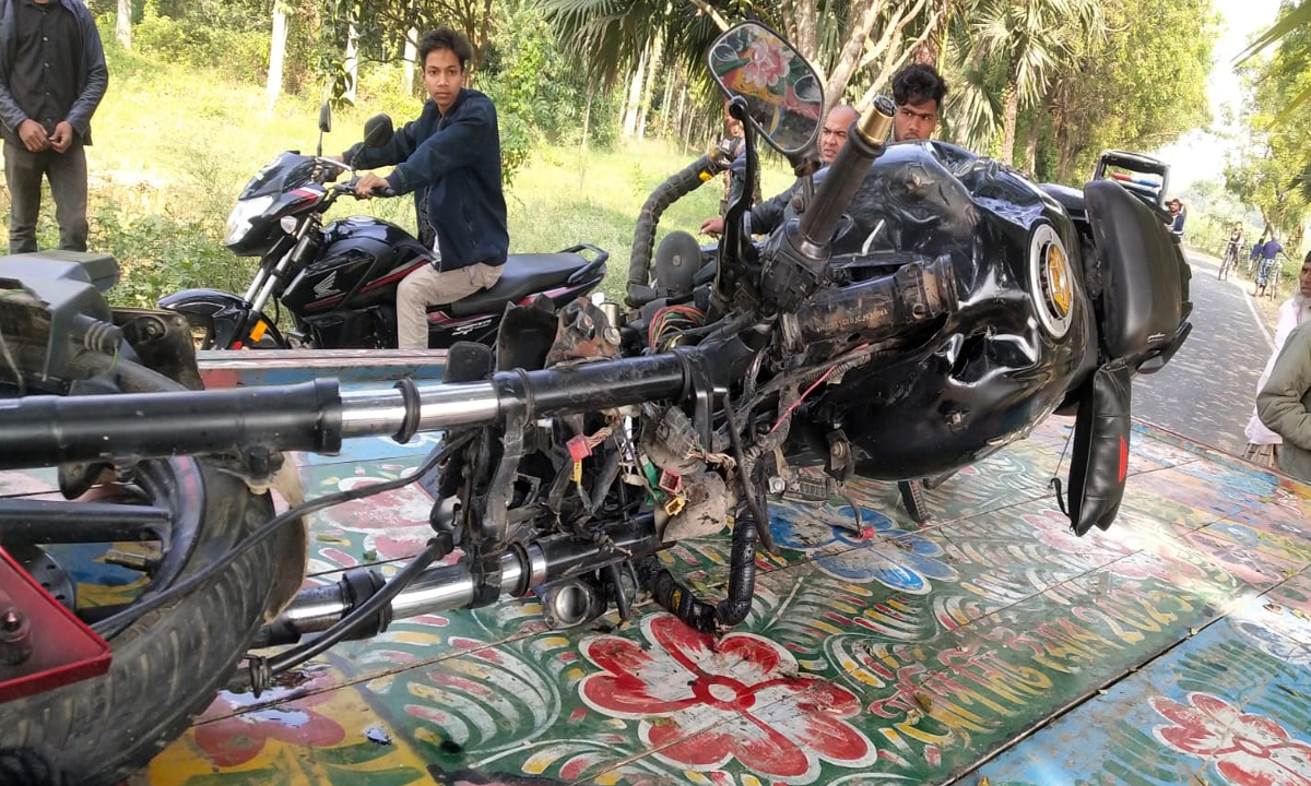 দুর্ঘটনাকবলিত মোটরসাইকেল। ছবি: রূপালী বাংলাদেশ