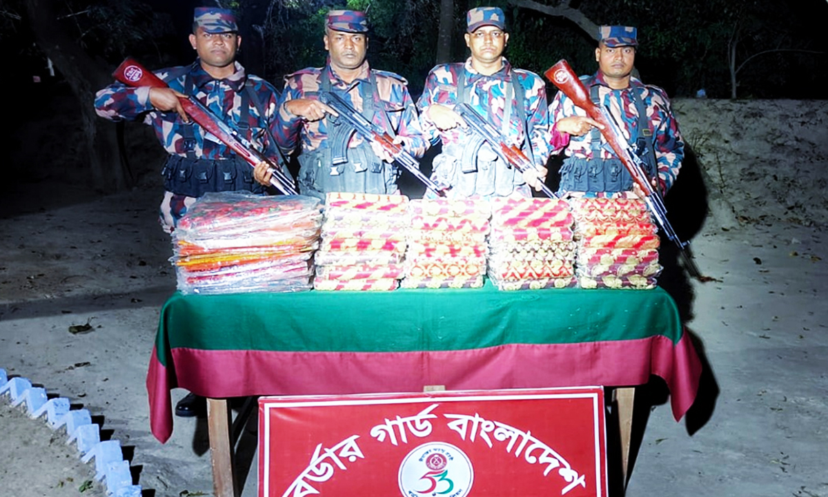 ভারতীয় শাড়ি জব্দ। ছবি: রূপালী বাংলাদেশ