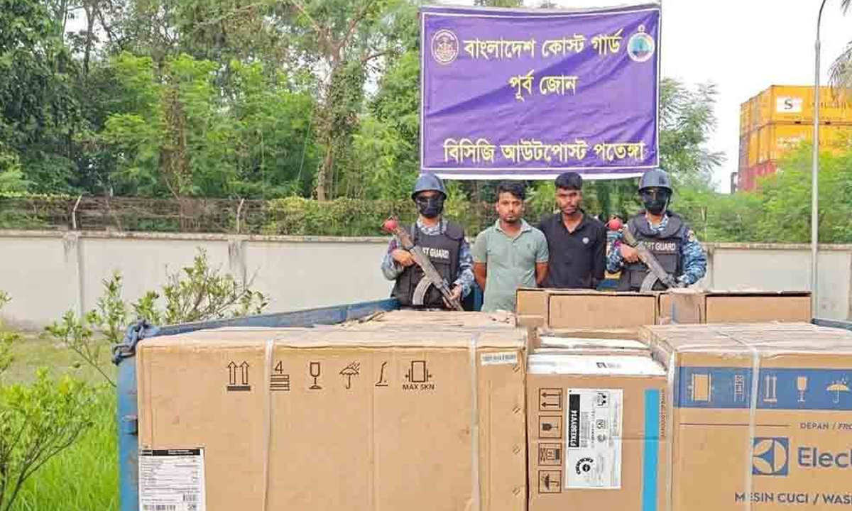 চট্টগ্রামে শুল্ক ফাঁকি দিয়ে আনা ইলেকট্রনিক্স সামগ্রীসহ গ্রেপ্তার ২