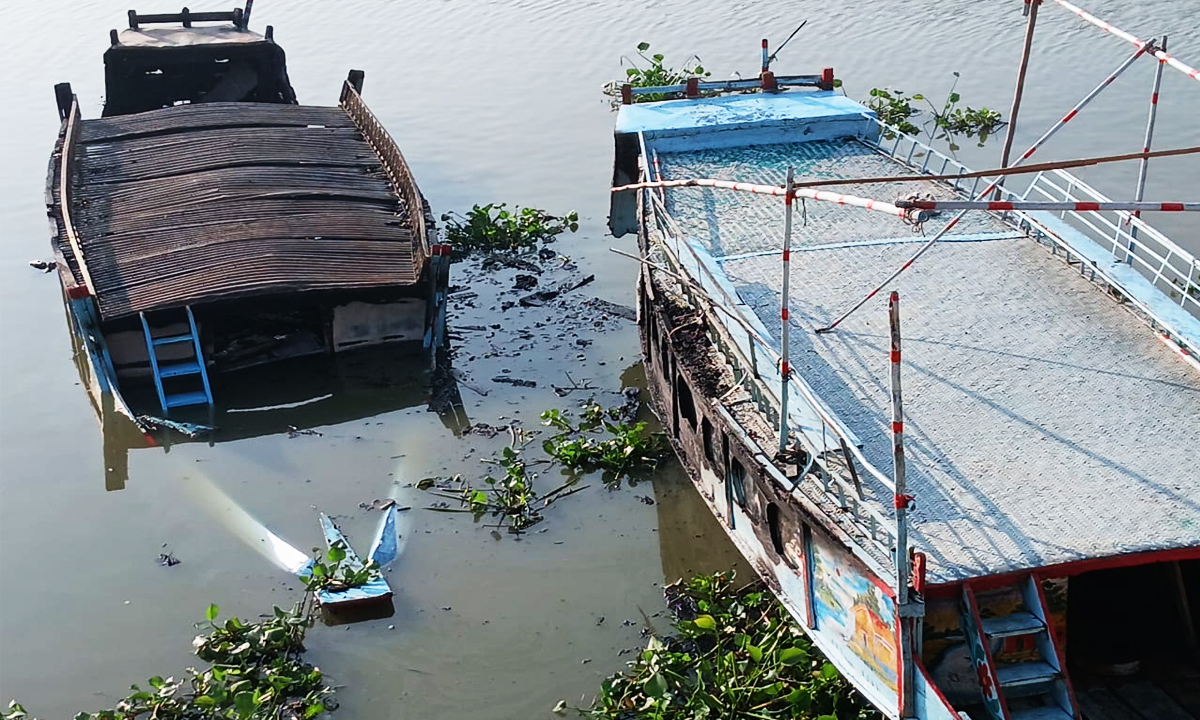 আগুনে আংশিক পুরে যাওয়া নৌকা। ছবি:  রূপালী বাংলাদেশ