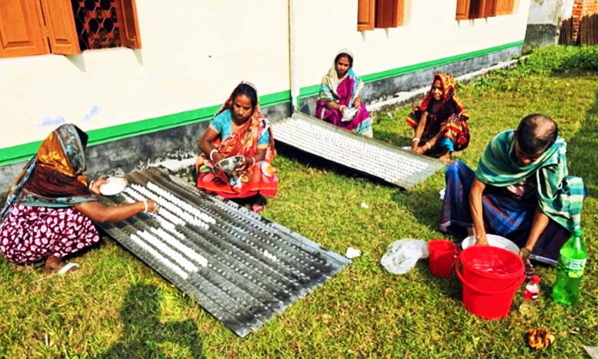 বড়ি তৈরির কাজে ব্যস্ত মহিলারা। ছবি : রূপালী বাংলাদেশ