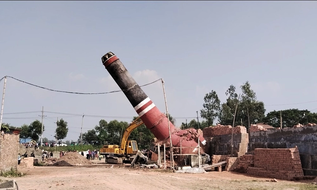 ইটভাটার চিমনি ভেঙে দিয়ে কার্যক্রম সম্পূর্ণ বন্ধ করা হয়েছে। ছবি: রূপালী বাংলাদেশ