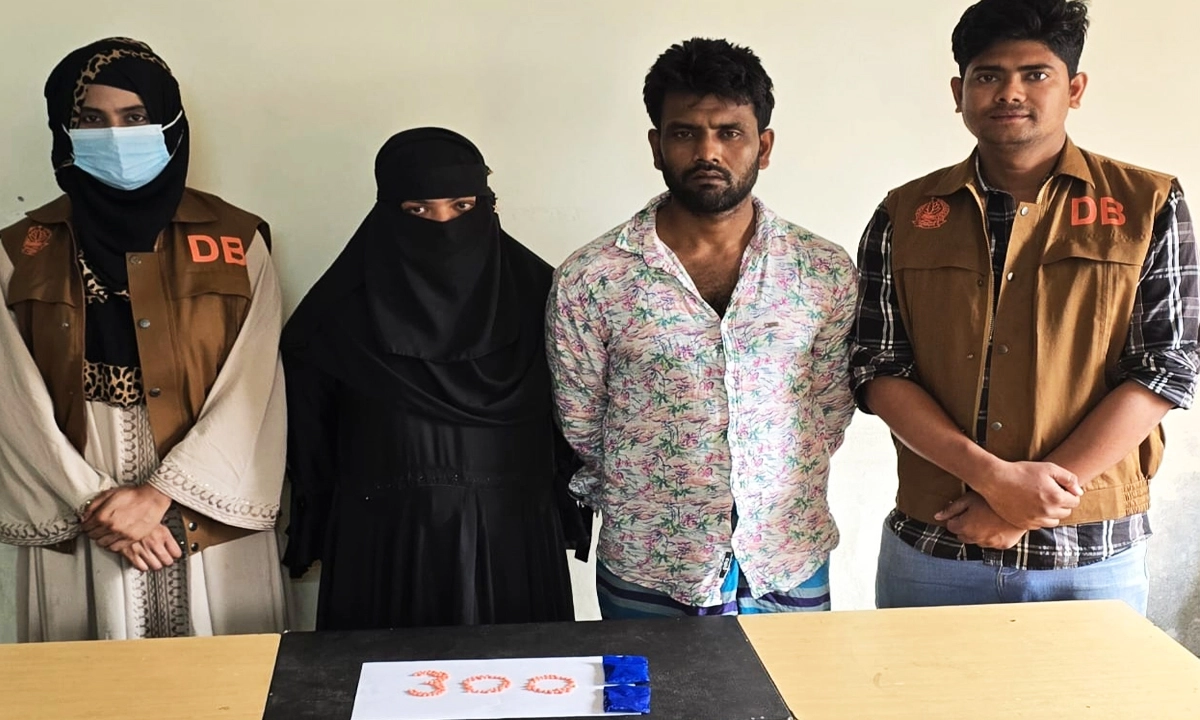 আটক স্বামী-স্ত্রী। ছবি : রূপালী বাংলাদেশ