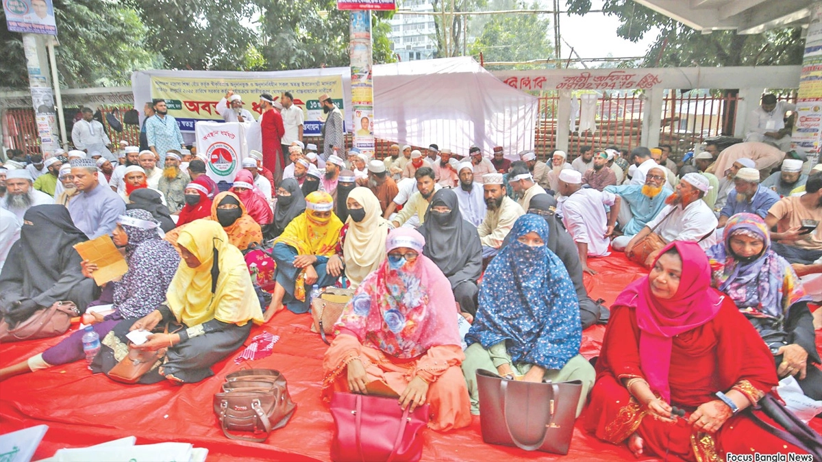 জাতীয় প্রেসক্লাবের সামনে অবস্থান নেন ইবতেদায়ি শিক্ষকরা। ছবি- সংগৃহীত