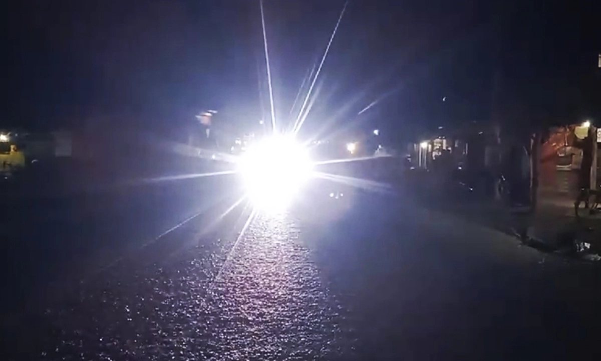 সড়কে সাদা এলইডি লাইট।  ছবি- রূপালী বাংলাদেশ