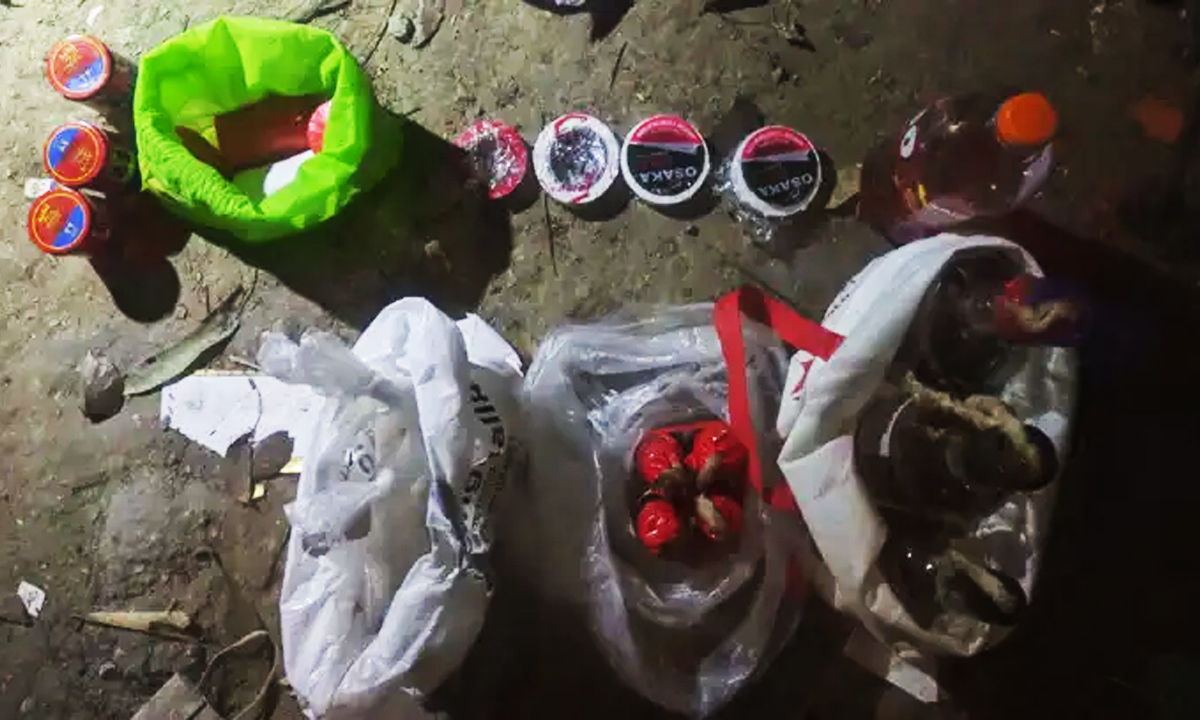 উদ্ধারকৃত পেট্রোল বোমা, ককটেল ও অন্যান্য আলামত।  ছবি- রূপালী বাংলাদেশ