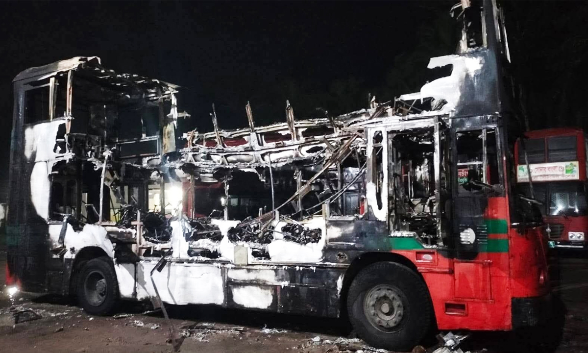 পুড়ে যাওয়া বাস। ছবি: রূপালী বাংলাদেশ