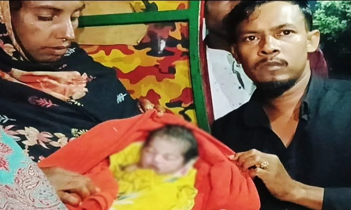 মৃত নবজাতকসহ পিতা-মাতা। ছবি: রূপালী বাংলাদেশ