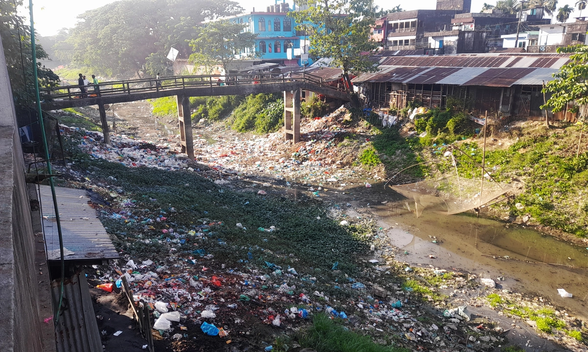 নদীর তীরে ময়লার স্তুপ। ছবি- রূপালী বাংলাদেশ