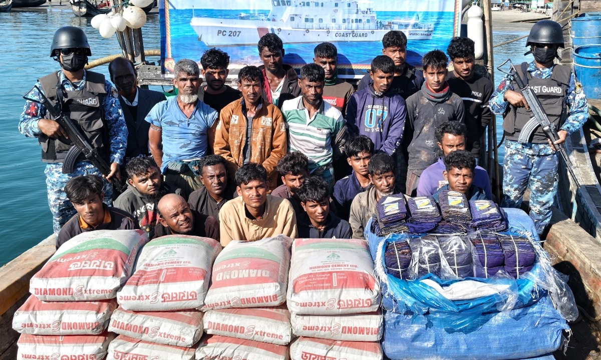 আটক ১১  পাচারকারী। ছবি : রূপালী বাংলাদেশ
