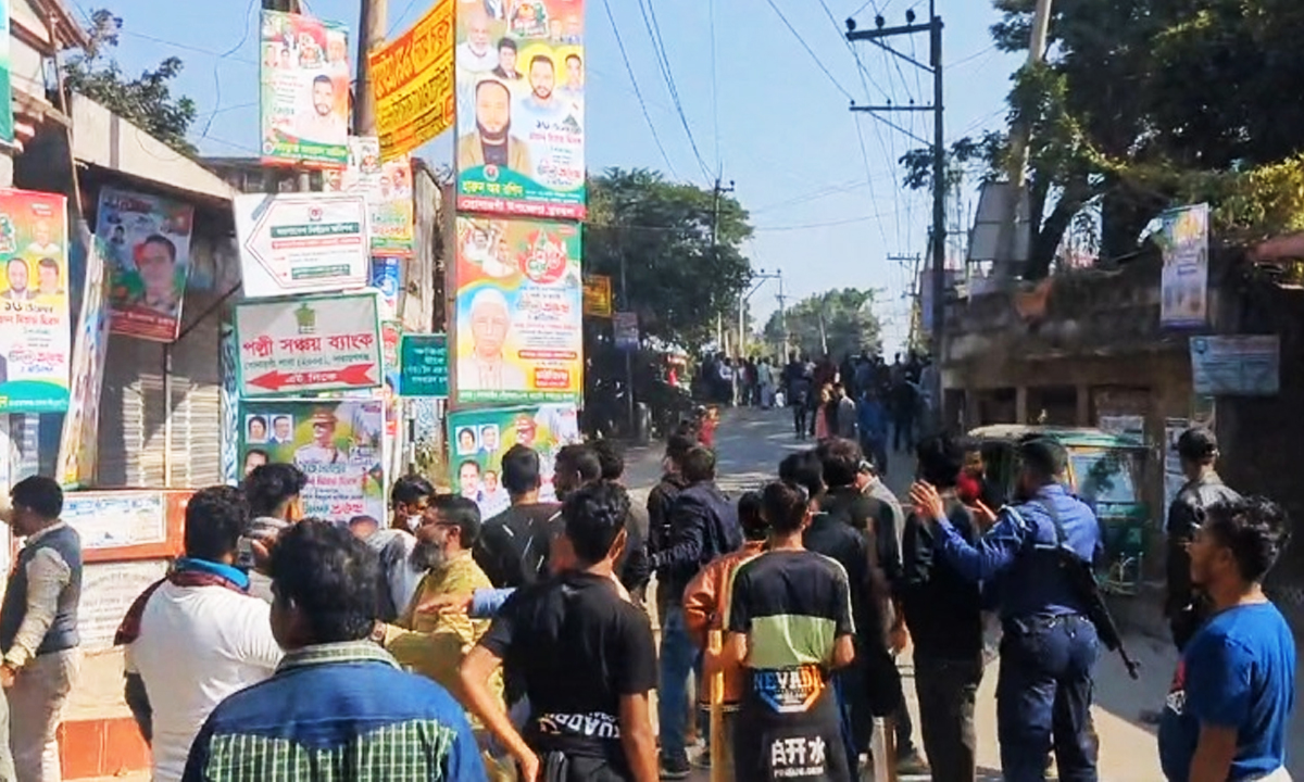 সংঘর্ষে এলাকায় চরম উত্তেজনা। ছবি : রূপালী বাংলাদেশ