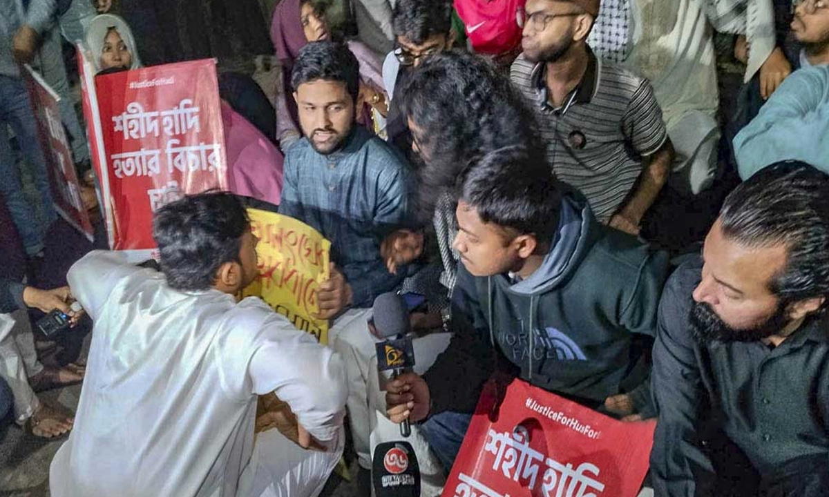 যমুনার সামনে অবস্থান নিয়েছে ইনকিলাব মঞ্চের কর্মীরা। ছবি - সংগৃহীত