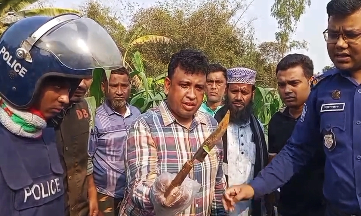 হত্যায় উদ্ধারকৃত অস্ত্র। ছবি : রূপালী বাংলাদেশ