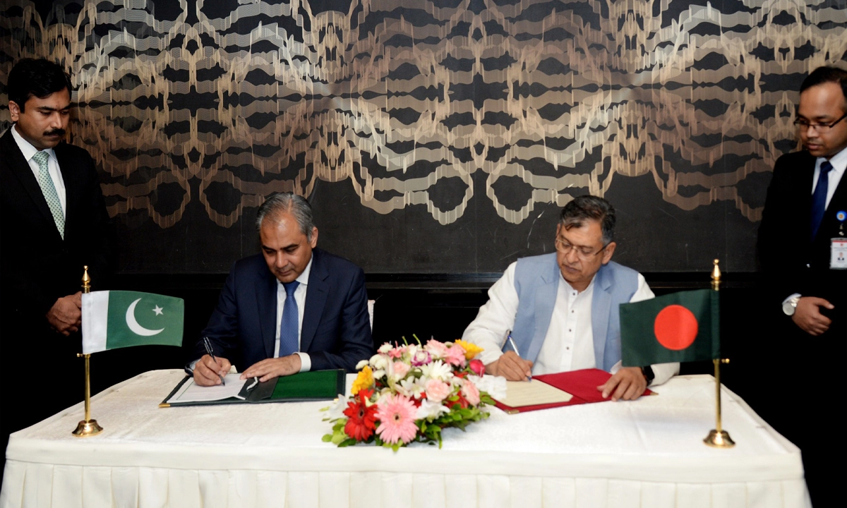 বাংলাদেশ-পাকিস্তানের সমঝোতা চুক্তি স্বাক্ষর। ছবি : সংগৃহীত