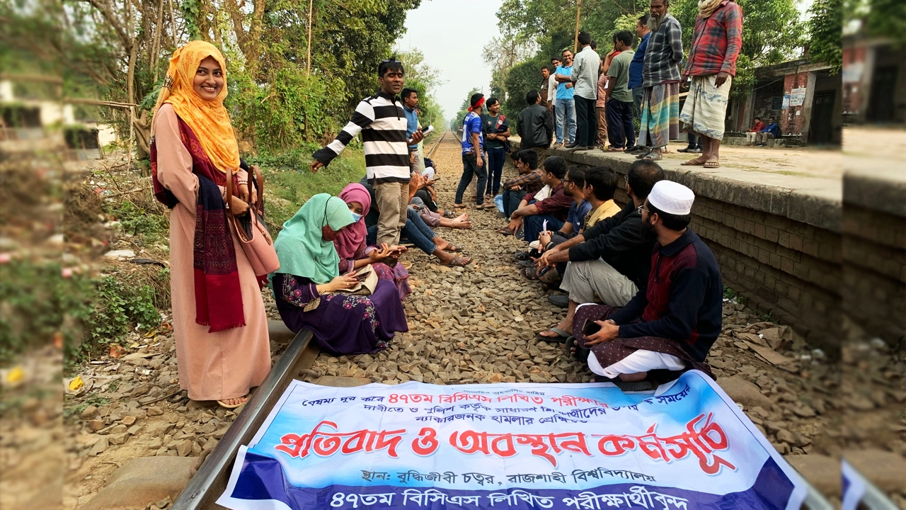 রাজশাহী-ঢাকা রেলপথ অবরোধ। ছবি: রূপালী বাংলাদেশ