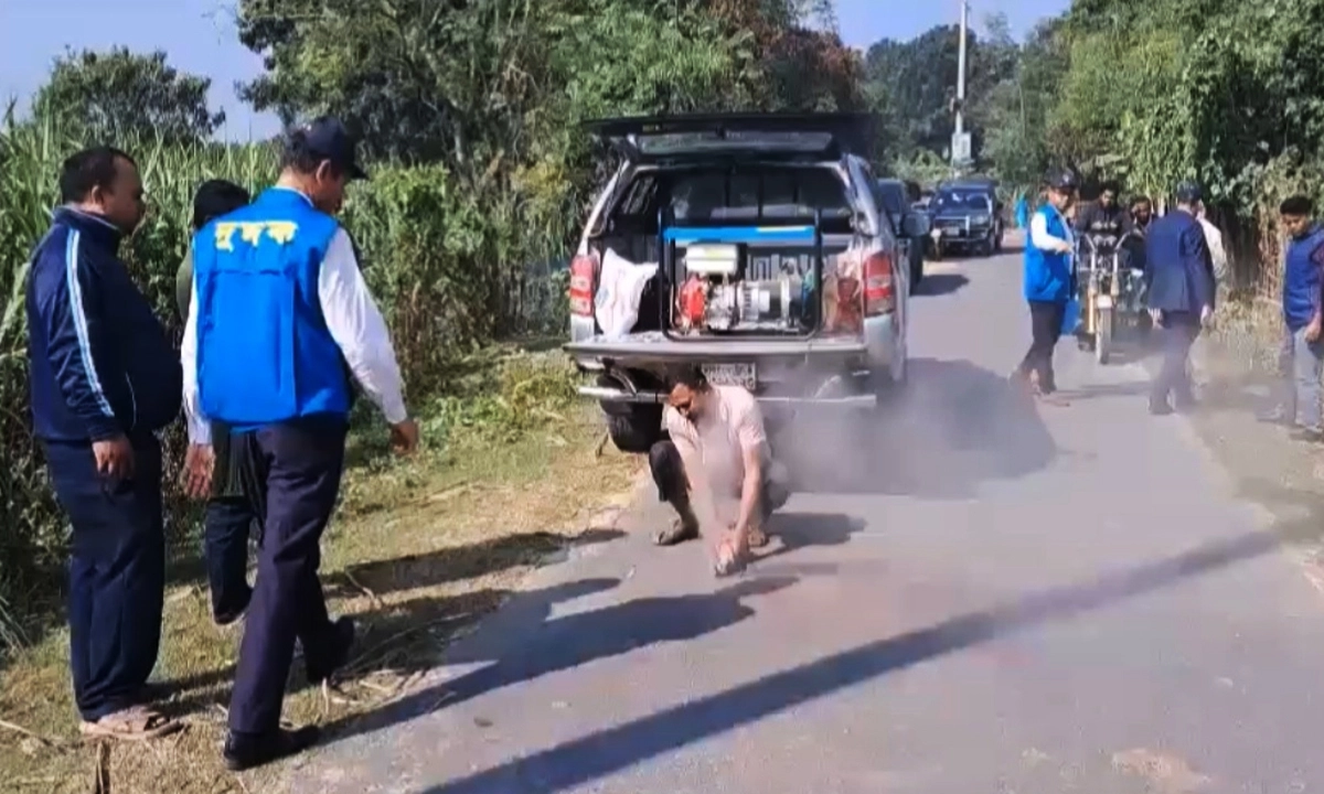 সড়ক নির্মাণে অনিয়ম খতিয়ে দেখতে দুদকের অভিযান। ছবি: রূপালী বাংলাদেশ