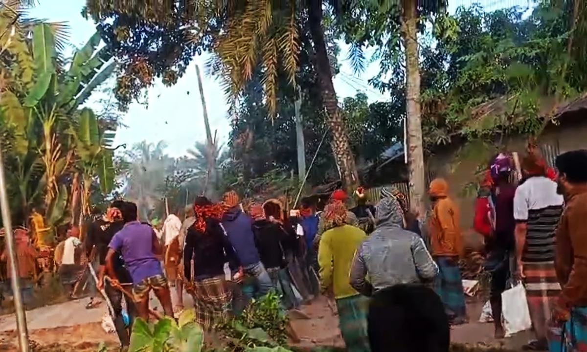 আধিপত্য বিস্তারকে কেন্দ্র করে বিএনপির দুই পক্ষের সংঘর্ষ। ছবি: রূপালী বাংলাদেশ