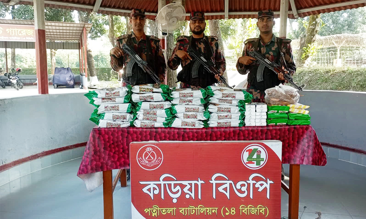 উদ্ধার ভারতীয় পণ্য। ছবি- রূপালী বাংলাদেশ