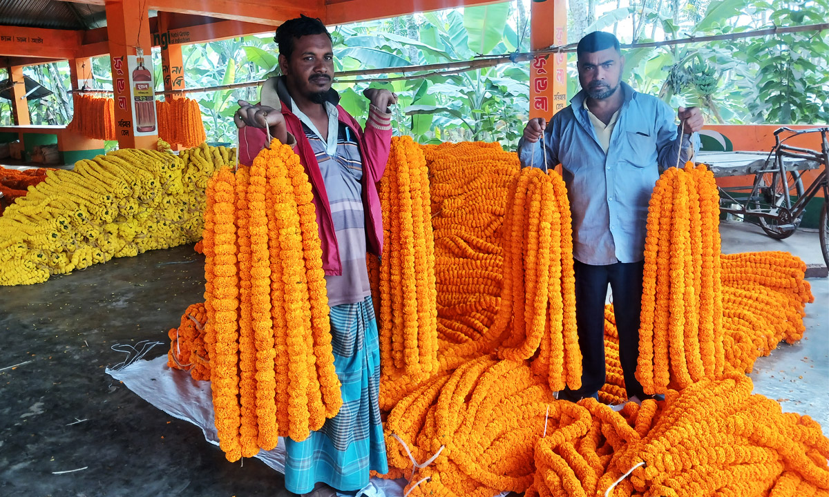 ফুলসহ চাষিরা। ছবি: রূপালী বাংলাদেশ