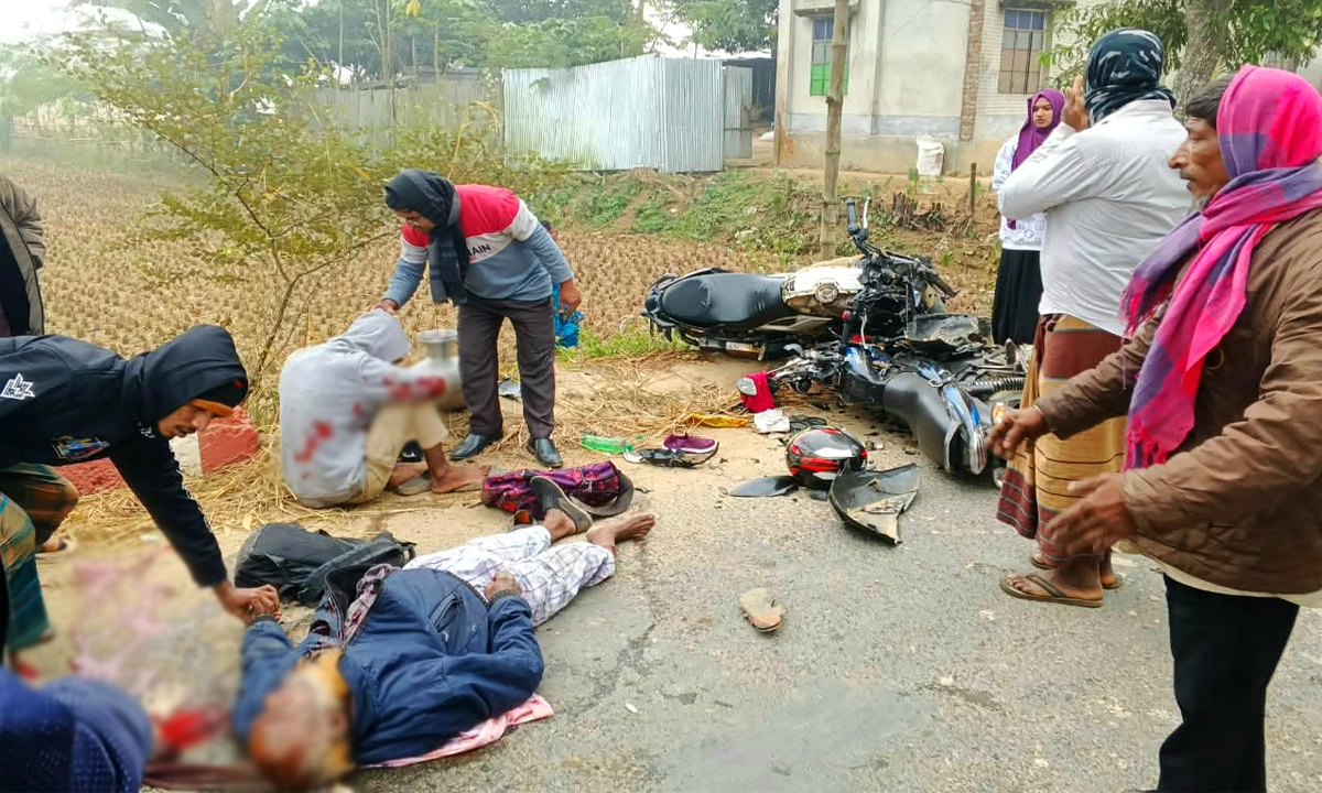 দুই মোটরসাইকেলের মুখোমুখি সংঘর্ষ। ছবি : রূপালী বাংলাদেশ