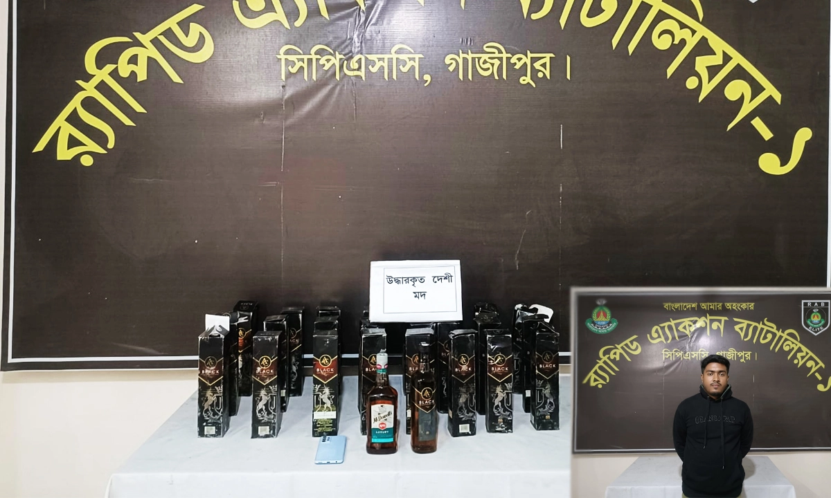 বিদেশি মদসহ যুবক গ্রেপ্তার। ছবি: রূপালী বাংলাদেশ