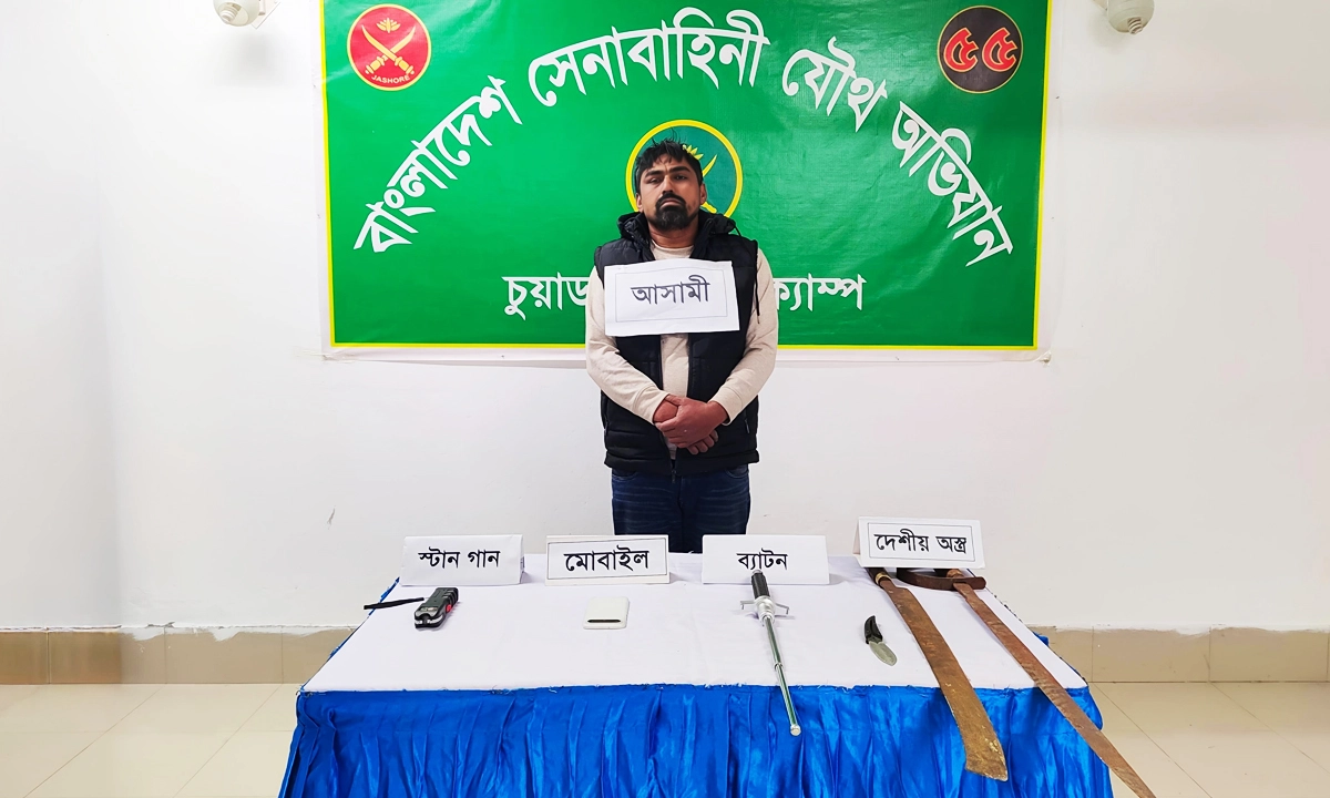 আটক রিকন মিয়া। ছবি: রূপালী বাংলাদেশ