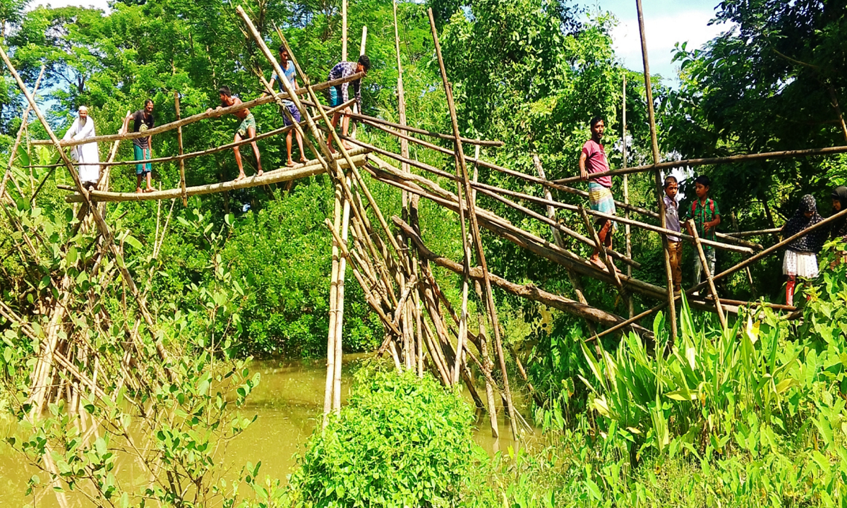ঝুঁকিপূর্ণ বাঁশের সাঁকো। ছবি- রূপালী বাংলাদেশ