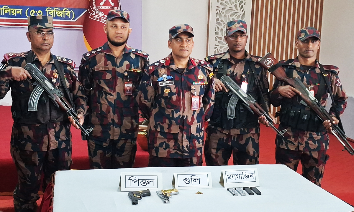 অস্ত্র ও গুলি উদ্ধার। ছবি : রূপালী বাংলাদেশ