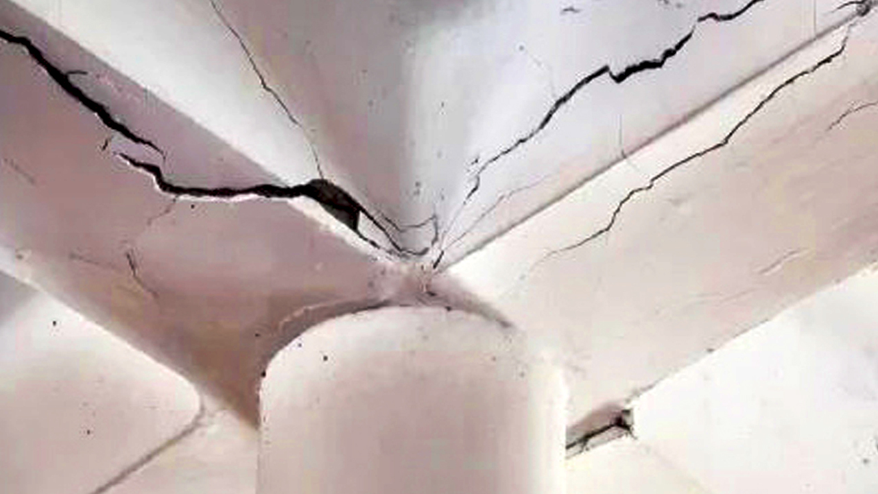 খসে পড়া পলেস্তারা। ছবি: রূপালী বাংলাদেশ