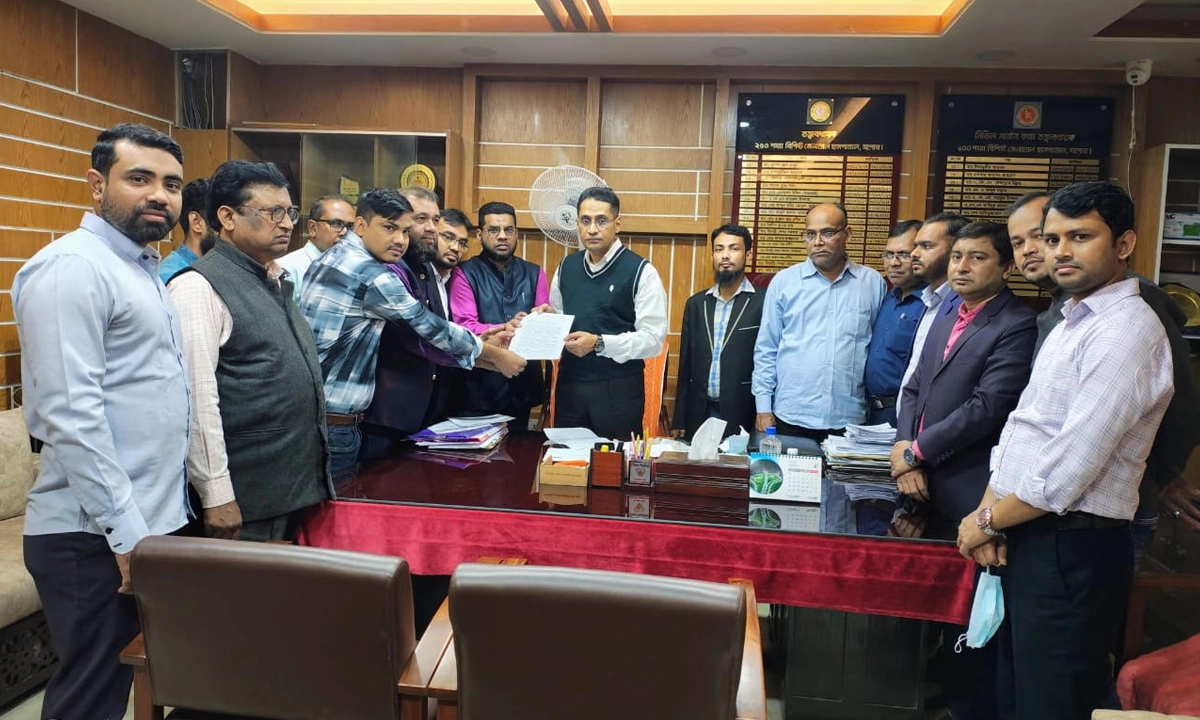 দশম গ্রেড বাস্তবায়নের দাবিতে স্মারকলিপি প্রদান। ছবি: রূপালী বাংলাদেশ