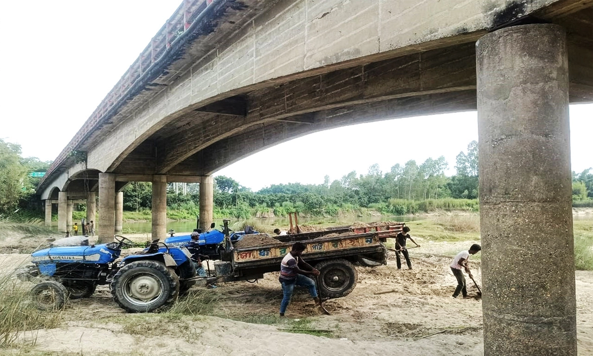 অবৈধভাবে চলছে বালু উত্তোলন। ছবি:  রূপালী বাংলাদেশ