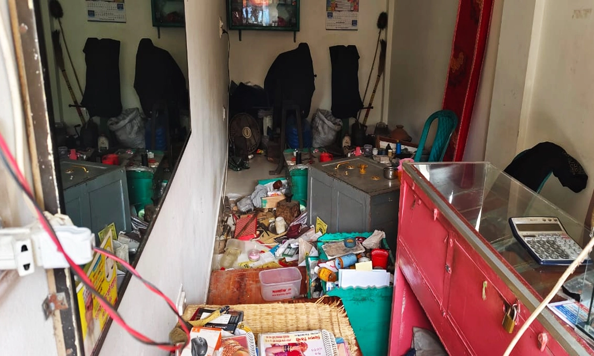 স্বর্ণের দোকানে ডাকাতি। ছবি: রূপালী বাংলাদেশ