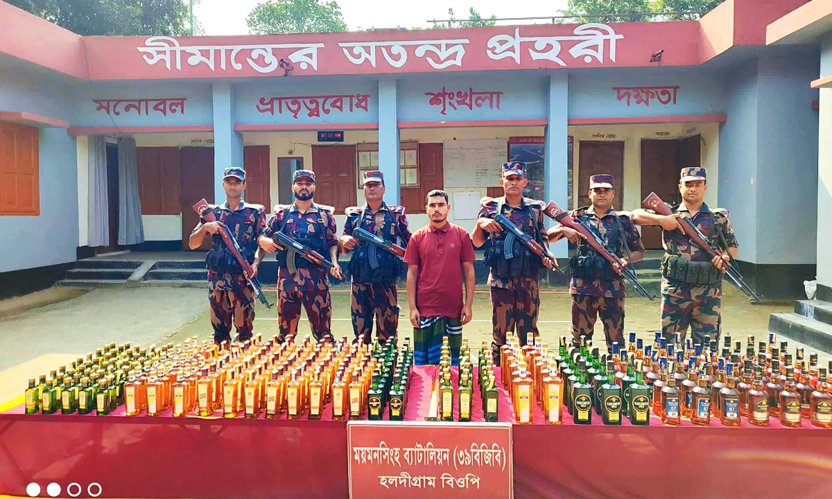 ভারতীয় মদসহ আটক আক্তার মিয়া। ছবি: রূপালী বাংলাদেশ