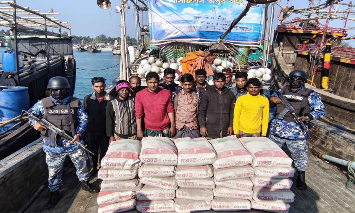 উদ্ধার পণ্যসহ আটক পাচারকারী। ছবি: রূপালী বাংলাদেশ