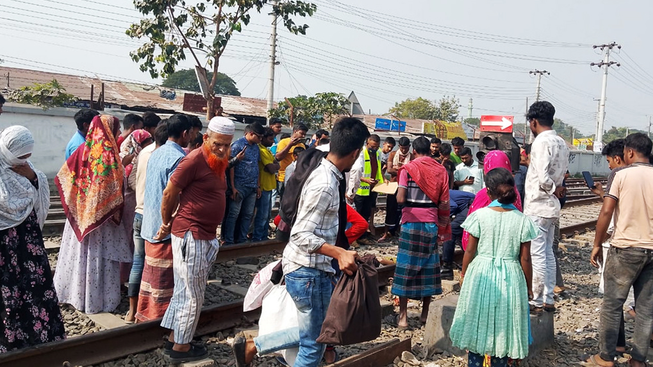 ট্রেনের নিচে পড়ে নিহত ১। ছবি: রূপালী বাংলাদেশ