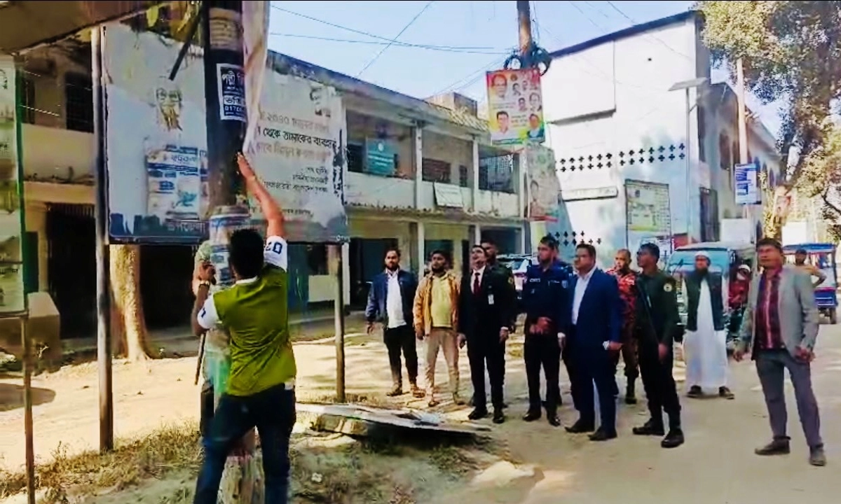 ব্যানার-ফেস্টুন অপসারণ। ছবি : রূপালী বাংলাদেশ