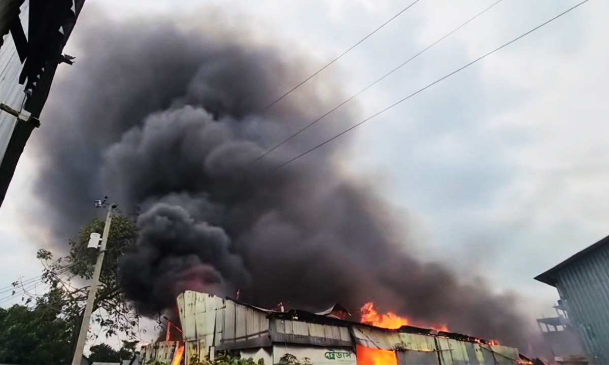 ঝুট গুদামে আগুন। ছবি: রূপালী বাংলাদেশ
