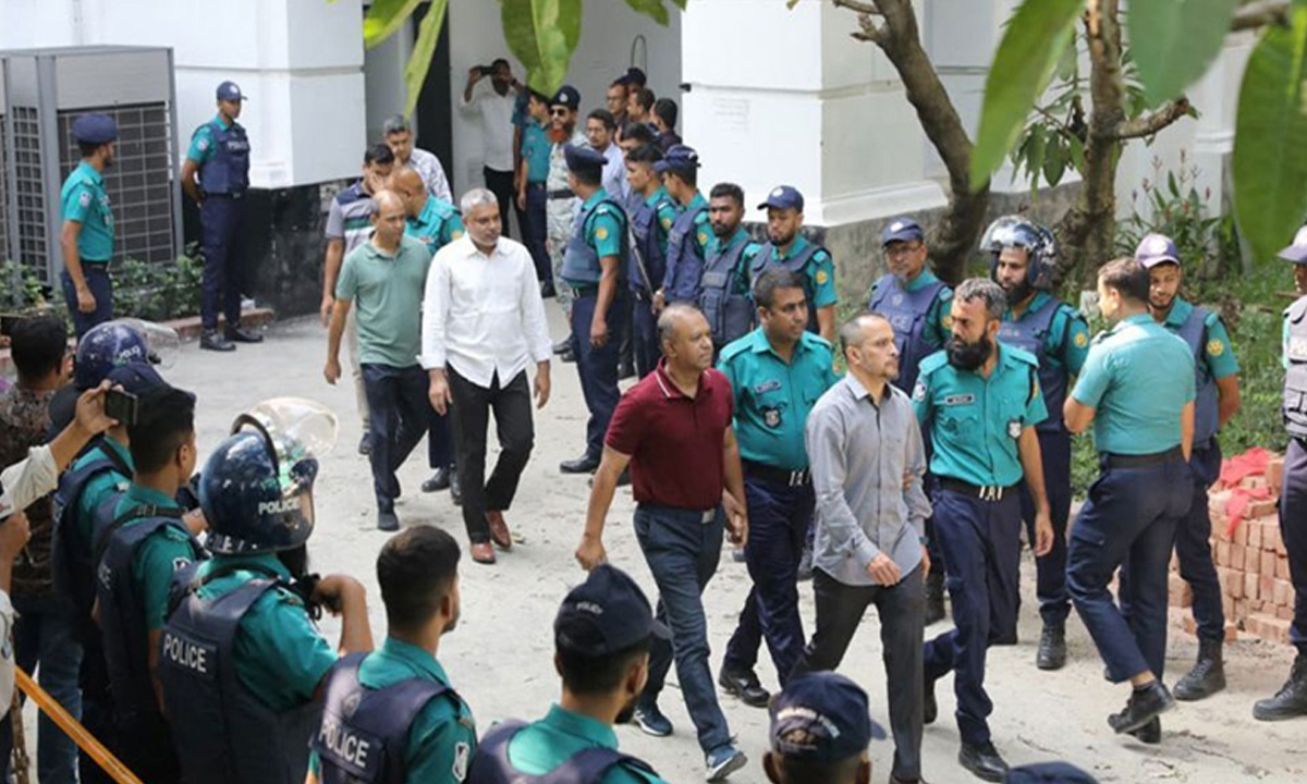 হাজিরা দিতে ট্রাইব্যুনালে যাচ্ছেন সেনা কর্মকর্তারা। ছবি- সংগৃহীত