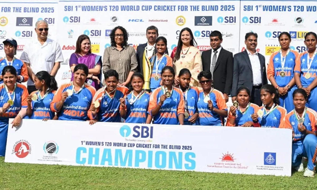 শিরোপা জয়ের পর ট্রফি হাতে ভারত। ছবি- সংগৃহীত