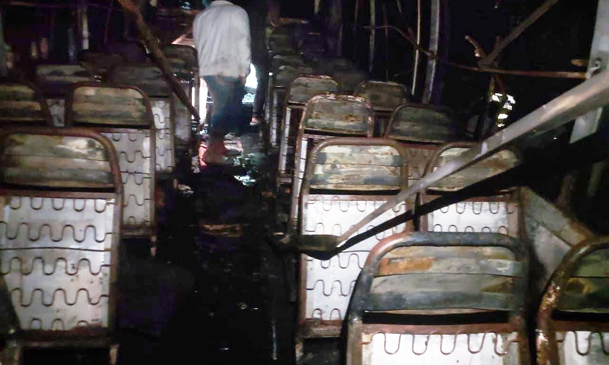 আগুনে পুড়ে যওেয়া বাস। ছবি- রূপালী বাংলাদেশ