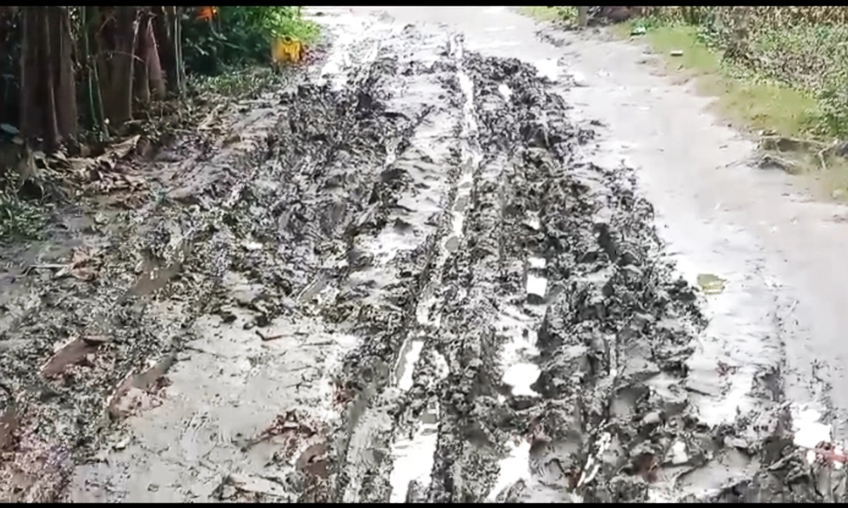 বর্ষায় কাদাযুক্ত রাস্তা। ছবি: রূপালী বাংলাদেশ