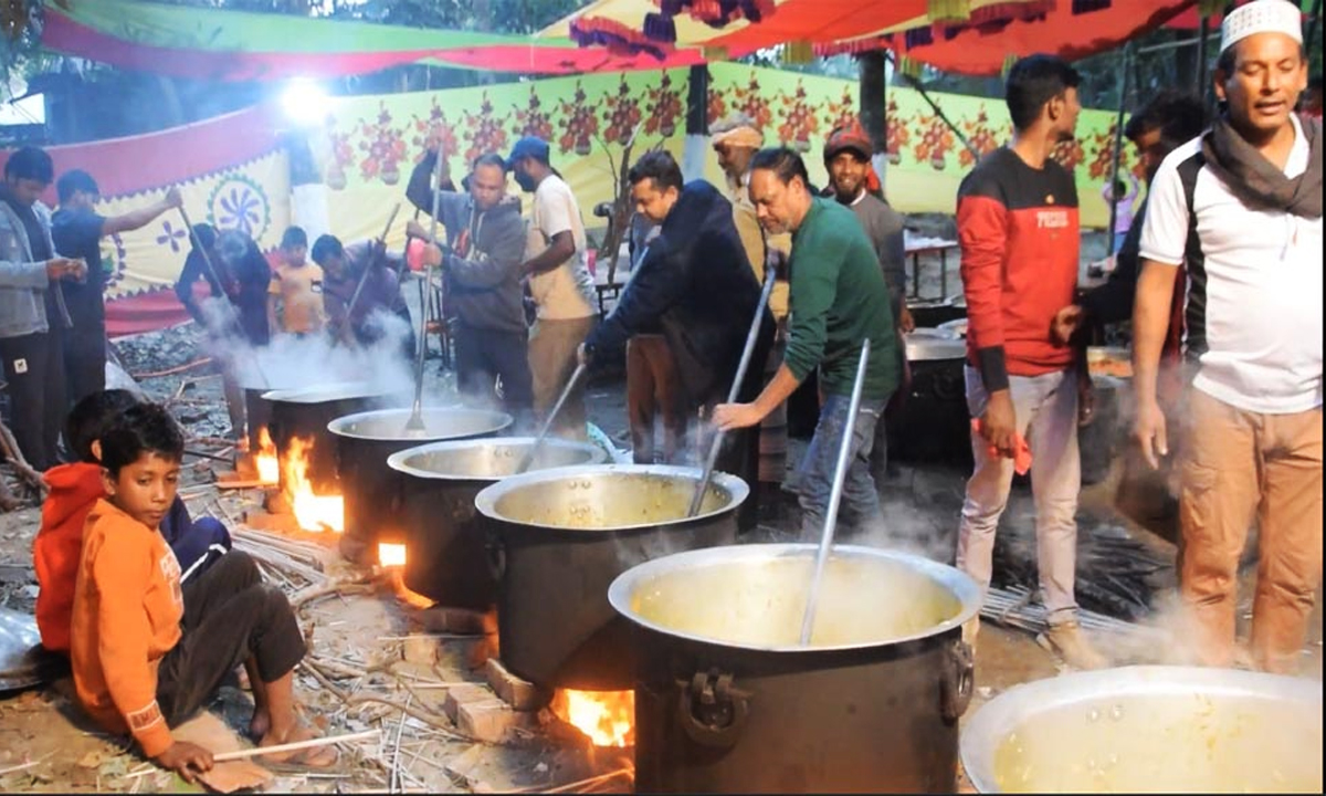 রান্না করা হচ্ছে খিচুড়ি। ছবি : রূপালী বাংলাদেশ