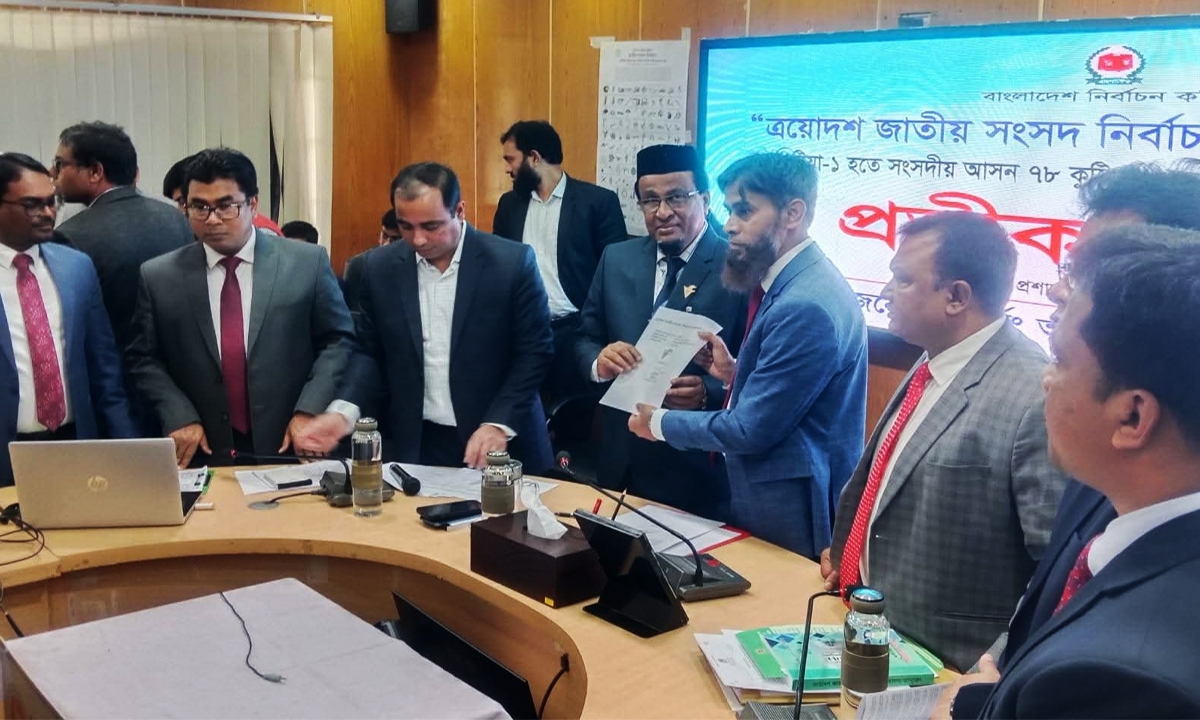 প্রতীক তুলে দেন জেলা রিটার্নিং কর্মকর্তা। ছবি : রূপালী বাংলাদেশ