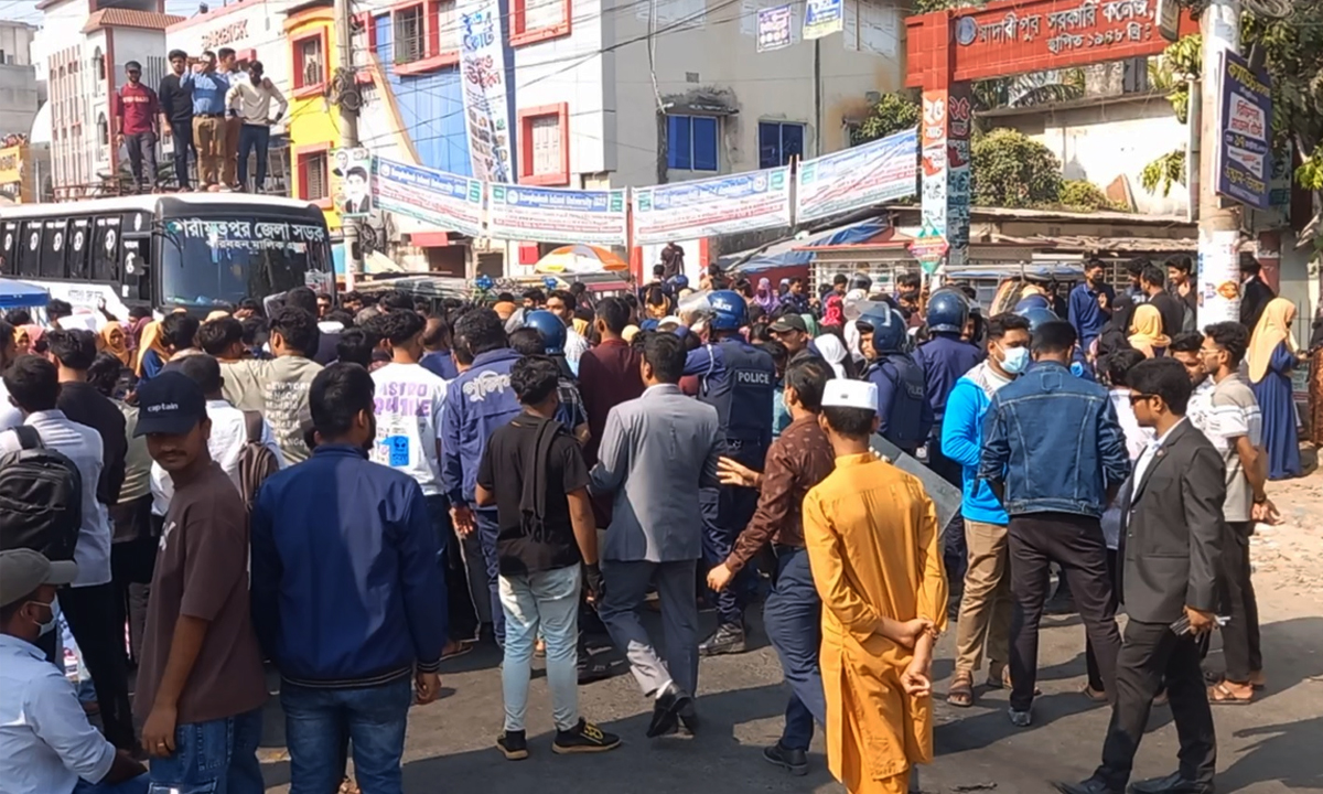 মহাসড়ক অবরোধ। ছবি: রূপালী বাংলাদেশ