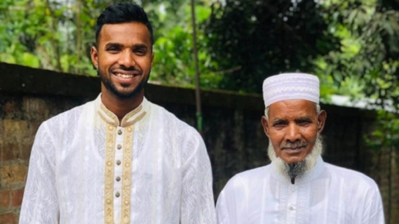 ক্রিকেটার এবাদত ও তার বাবা। ছবি- সংগৃহীত